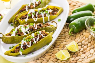 Chipotle sığır eti ve fasulye Şili biber dolması