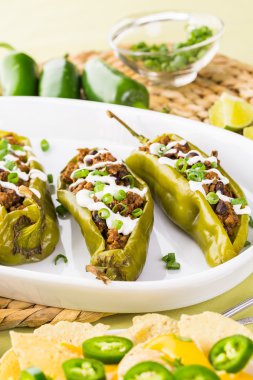 Chipotle sığır eti ve fasulye Şili biber dolması