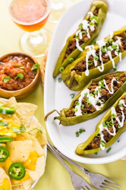 Chipotle sığır eti ve fasulye Şili biber dolması