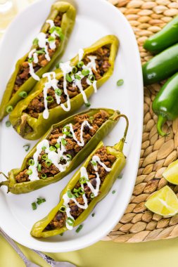 Chipotle sığır eti ve fasulye Şili biber dolması