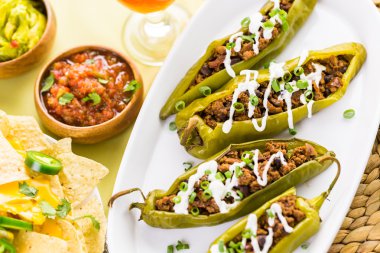 Chipotle sığır eti ve fasulye Şili biber dolması