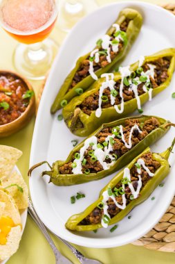 Chipotle sığır eti ve fasulye Şili biber dolması