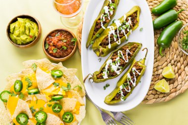 Chipotle sığır eti ve fasulye Şili biber dolması