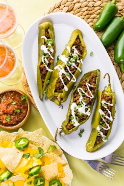 Chipotle sığır eti ve fasulye Şili biber dolması