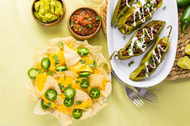 Chipotle sığır eti ve fasulye Şili biber dolması