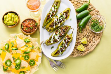 Chipotle sığır eti ve fasulye Şili biber dolması