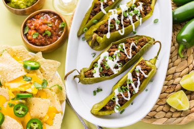 Chipotle sığır eti ve fasulye Şili biber dolması