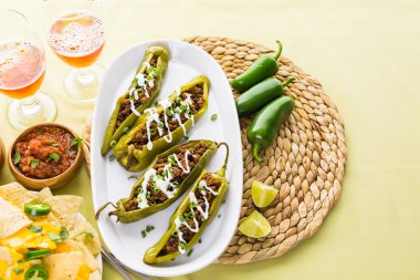 Chipotle sığır eti ve fasulye Şili biber dolması