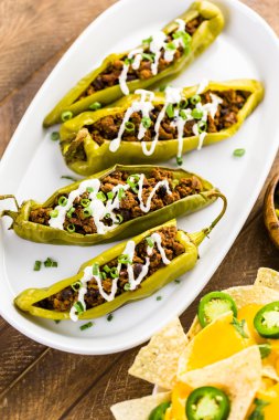 Chipotle sığır eti ve fasulye Şili biber dolması