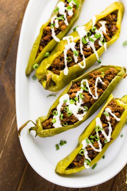 Chipotle sığır eti ve fasulye Şili biber dolması