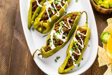 Chipotle sığır eti ve fasulye Şili biber dolması