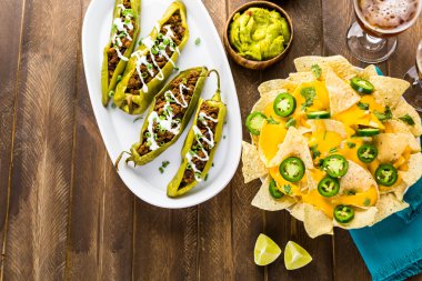 Chipotle sığır eti ve fasulye Şili biber dolması
