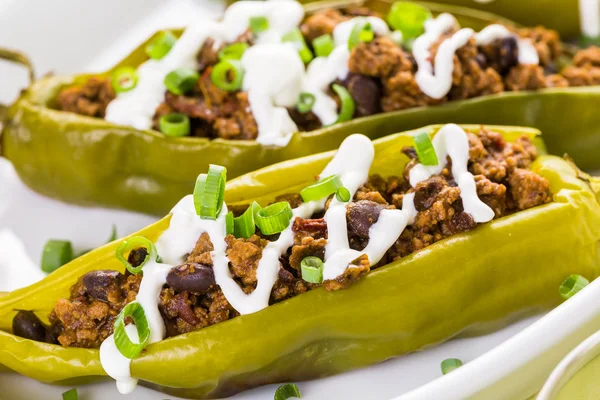 Chipotle carne bovina e feijão recheado chile pimentas — Fotografia de Stock