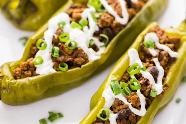 Chipotle sığır eti ve fasulye Şili biber dolması