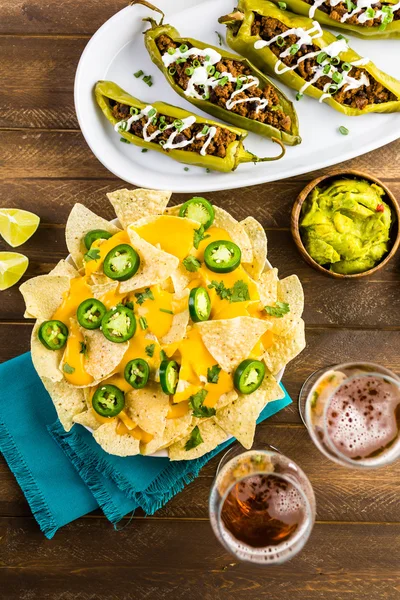 Nachos vegetarianos con chips de tortilla —  Fotos de Stock