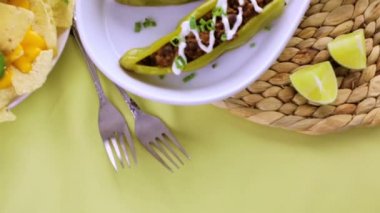 Chipotle sığır eti ve fasulye Şili biber dolması
