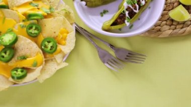 Chipotle sığır eti ve fasulye Şili biber dolması