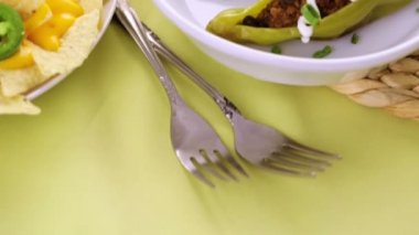 Chipotle sığır eti ve fasulye Şili biber dolması