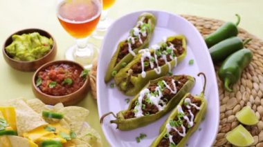 Chipotle sığır eti ve fasulye Şili biber dolması