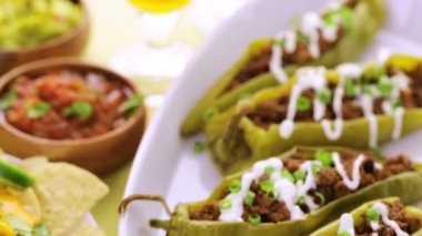 Chipotle sığır eti ve fasulye Şili biber dolması