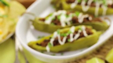 Chipotle sığır eti ve fasulye Şili biber dolması