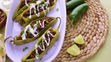 Chipotle sığır eti ve fasulye Şili biber dolması