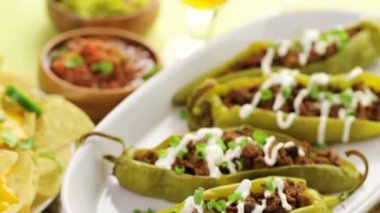Chipotle sığır eti ve fasulye Şili biber dolması