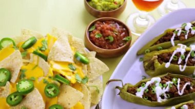 Chipotle sığır eti ve fasulye Şili biber dolması