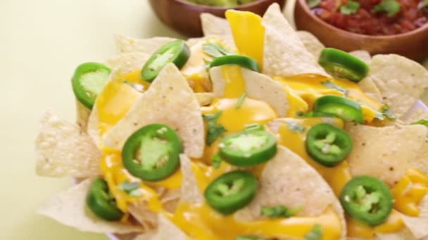 Nachos vegetarianos com lascas de tortilla — Vídeo de Stock