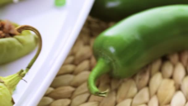 Carne de res Chipotle y chiles rellenos de frijol — Vídeos de Stock