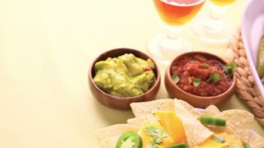 Chipotle sığır eti ve fasulye Şili biber dolması