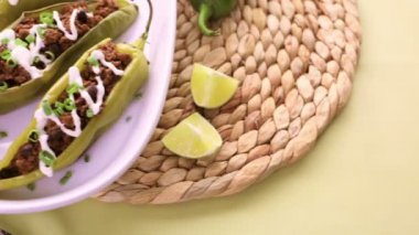 Chipotle sığır eti ve fasulye Şili biber dolması