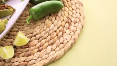Chipotle sığır eti ve fasulye Şili biber dolması