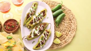 Chipotle sığır eti ve fasulye Şili biber dolması