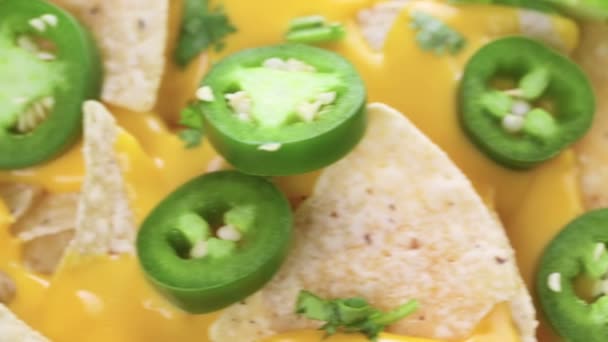 Vegetarische nachos met tortillachips — Stockvideo