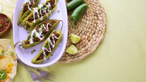 Chipotle rundvlees en bean gevuld Chili pepers — Stockvideo