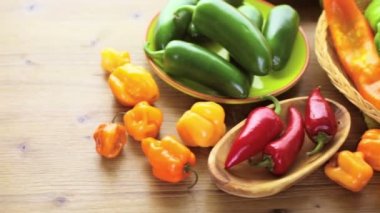 Masanın üzerinde organik biber