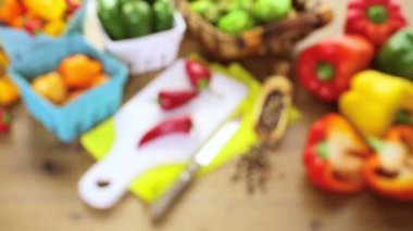 Masanın üzerinde organik biber