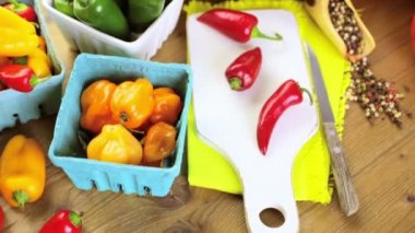 Masanın üzerinde organik biber