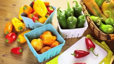 Masanın üzerinde organik biber