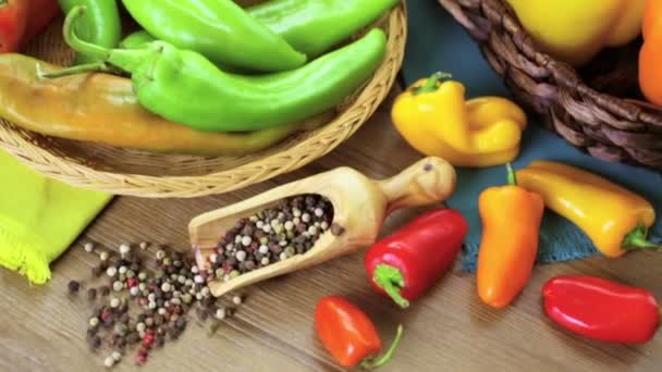 Organische paprika's op tafel — Stockvideo