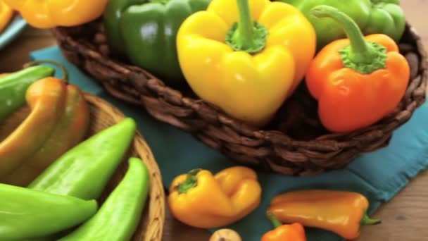 Organische paprika's op tafel — Stockvideo
