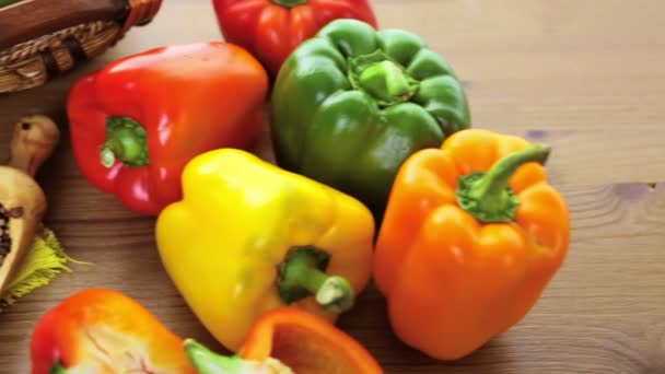 Organische paprika's op tafel — Stockvideo