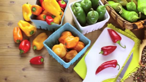 Pimientos orgánicos en la mesa — Vídeos de Stock