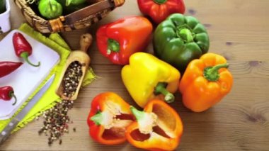 Masanın üzerinde organik biber