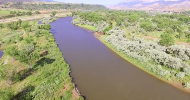 Rasthof in de buurt van Colorado rivier in Rifle, Colorado. — Stockvideo