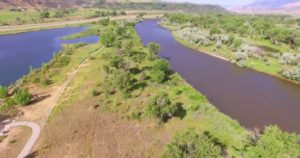 Área de descanso cerca del río Colorado en Rifle, Colorado . — Vídeo de stock