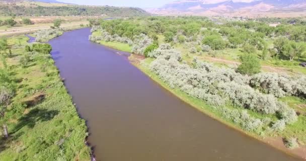 Área de descanso cerca del río Colorado en Rifle, Colorado . — Vídeo de stock