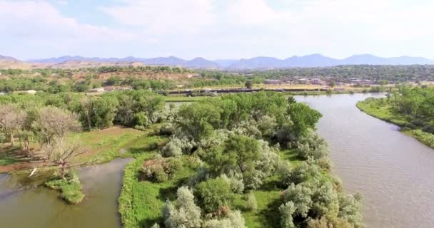 Reszta okolicy w pobliżu rzeki Kolorado w karabin, Colorado. — Wideo stockowe