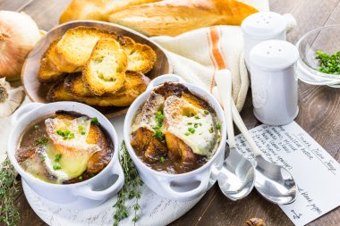 Fransız soğan çorbası